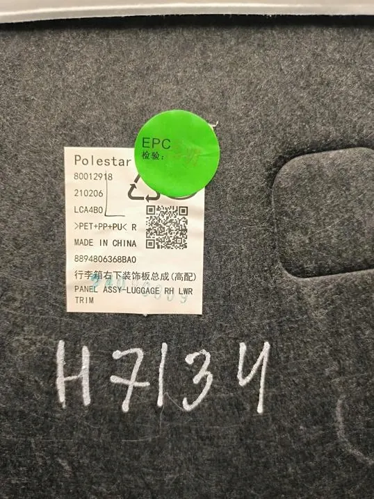 Polestar 4 2025 höger bagageutrymmesfoder OEM 80012918 image 3