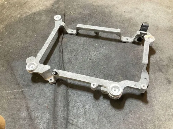Pieza de compartimento motor Volvo OEM 32335743 usado image 2