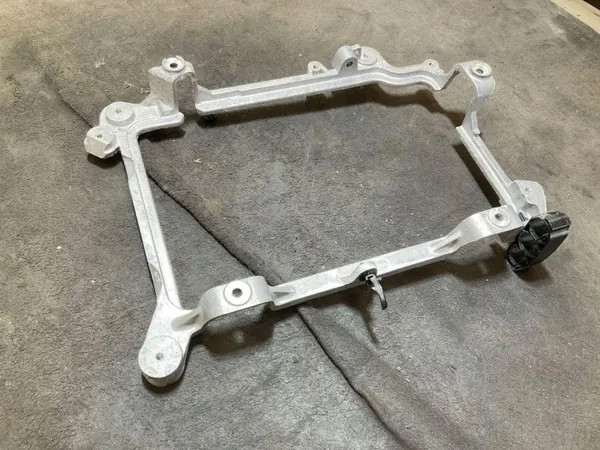 Pieza de compartimento motor Volvo OEM 32335743 usado image 4