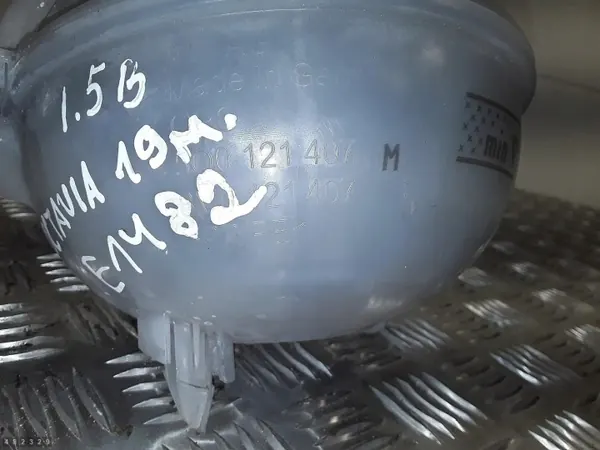 Skoda Octavia motorconditioner tank OEM 8v0121407 image 4