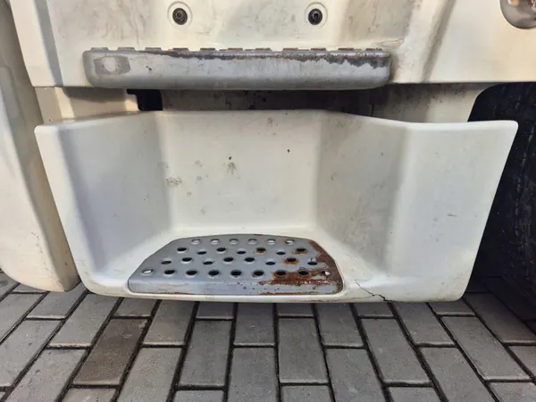 Grille de marchepied gauche blanche MAN TGX Euro 6 image 1