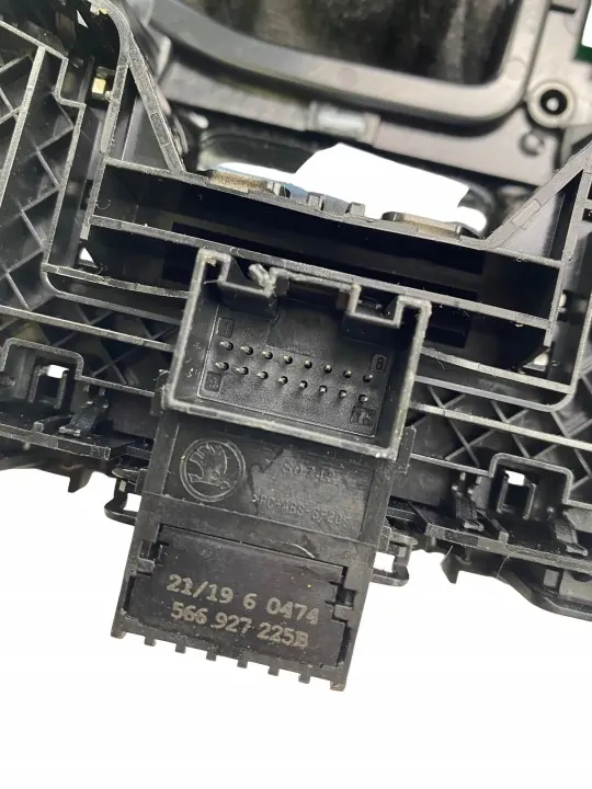 Panel de faldón de palanca Skoda OE 566713203A - Usado image 8