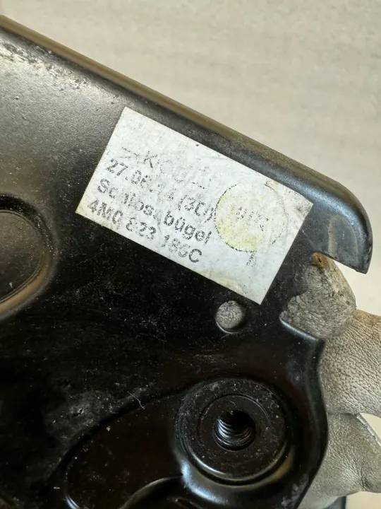 Audi Q7 motorkapslot OEM 4M0823185C 4M0823186C image 3