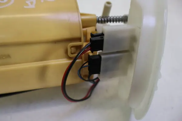 Mercedes-Benz Bränslepump OEM A2124700194 - Begagnad image 3