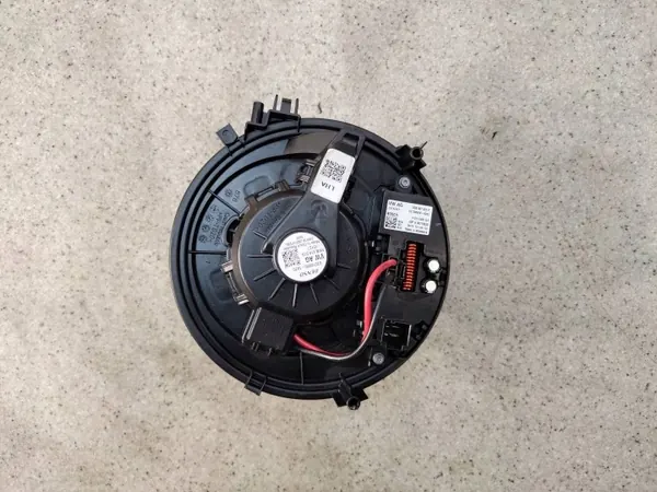 Skoda Octavia III Ilmapuhallin OEM 5WB819015 image 2