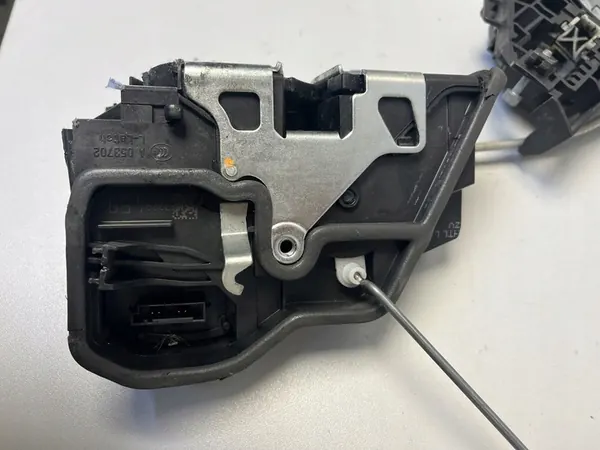 BMW 3 E90 E91 2008 Bakdörrslås image 6