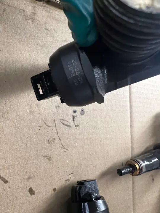 Inyector-bomba VW Touareg 5.0TDI OEM 07z130073 image 3