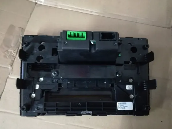 Volvo XC90 radion paneeli OEM 31300031 31300035 image 3