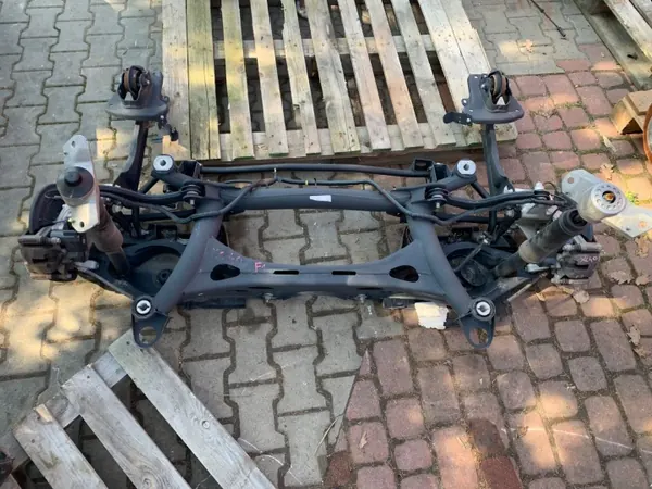 VOLVO XC40 achterophanging traverse balk compleet image 2