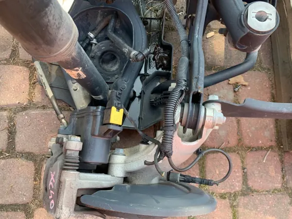 VOLVO XC40 achterophanging traverse balk compleet image 5
