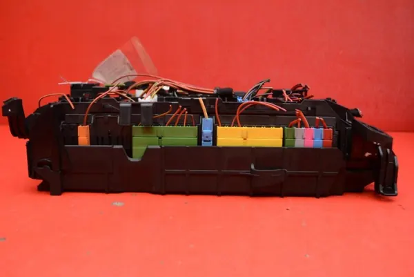 Sulakekotelo OEM A2465400040 Mercedes CLA 250:lle 2013-2016 image 3