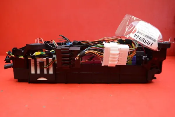 Sulakekotelo OEM A2465400040 Mercedes CLA 250:lle 2013-2016 image 5