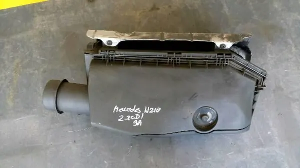 Mercedes Filtergehäuse OEM 2058308802 - Gebraucht image 2