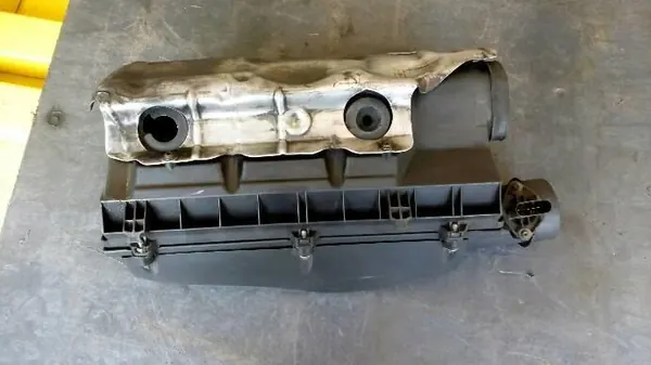Mercedes Filtergehäuse OEM 2058308802 - Gebraucht image 4