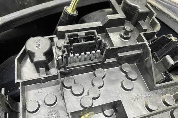 Lámpara trasera izquierda RENAULT MEGANE I 7700428320 image 3