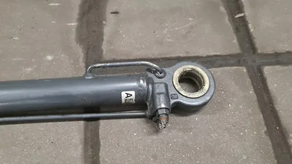 Vérin de levage cabine Mercedes Atego OEM MB9675530005 image 4