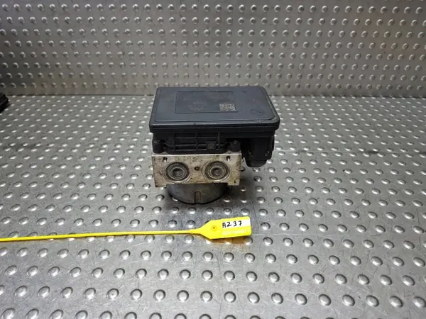 Pompe ABS Unité de Commande OEM S25154877 Mazda 3 BM image 3
