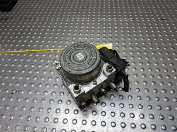 Pompe ABS Unité de Commande OEM S25154877 Mazda 3 BM image 4