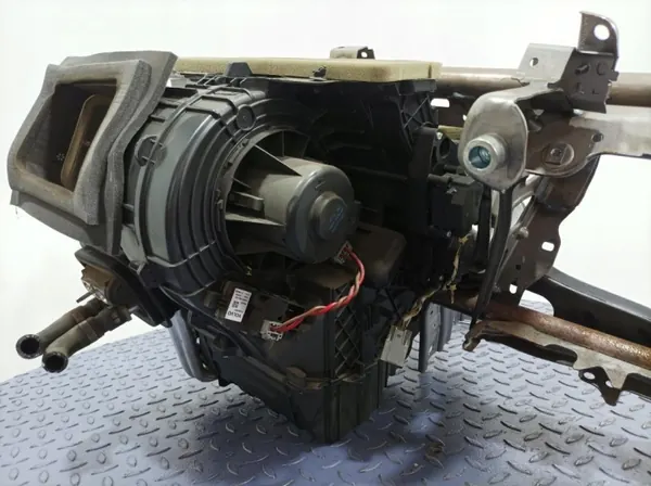 Volvo V40 II lämmityspuhaltimen runko OEM 31291318 image 9
