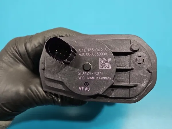 Corpo de borboleta Skoda Octavia IV 1.5 TSI (DXDA) OEM 04E133062S image 6