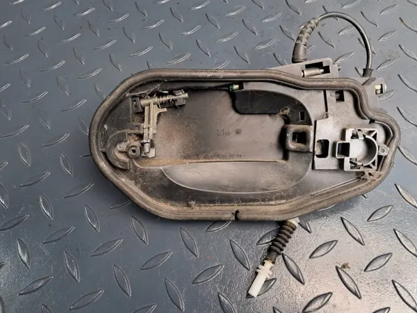Suporte maçaneta porta traseira esquerda OEM 8 330 983 image 2
