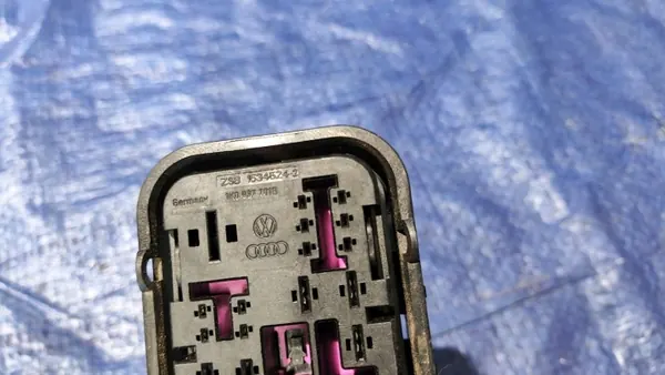 Connecteur Prise Boîte à Fusibles OEM 1K0937701B image 3
