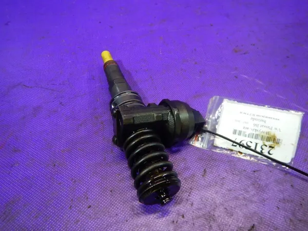 Iniettore VW Passat B6 2.0 TDI 038130073BK image 2