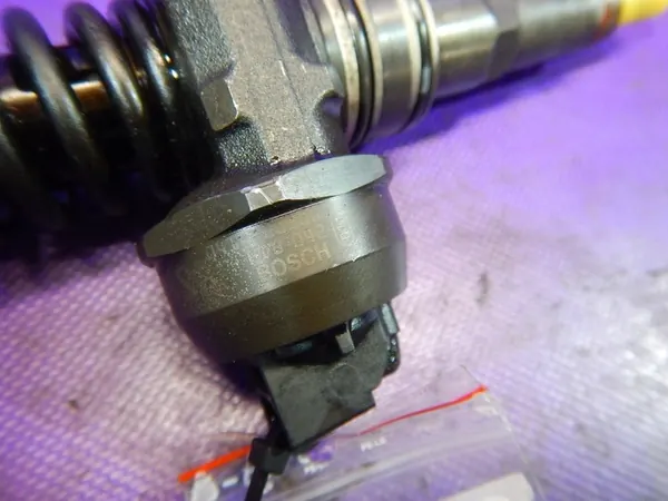 Iniettore VW Passat B6 2.0 TDI 038130073BK image 3