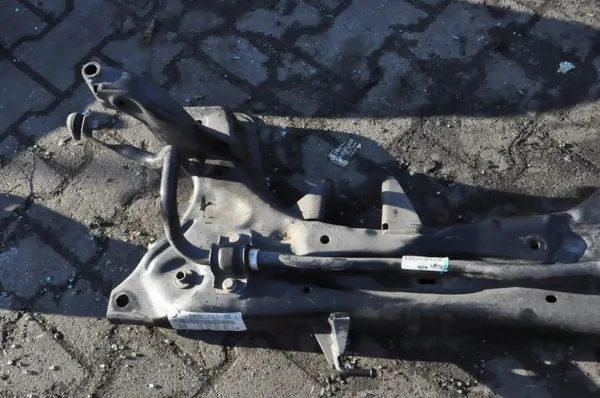 Ford Fiesta MK8 framfjädring OEM 422180 image 3