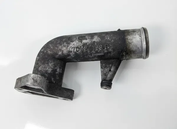 Tube d'eau VW T5 2.5 TDI 070121133B image 1