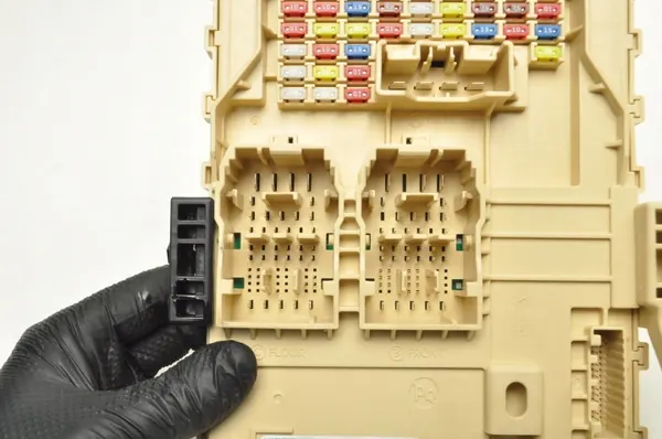 Kia Zekeringkast Module OEM 91953-J7741 - Gebruikt image 8