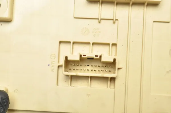 Kia Zekeringkast Module OEM 91953-J7741 - Gebruikt image 9