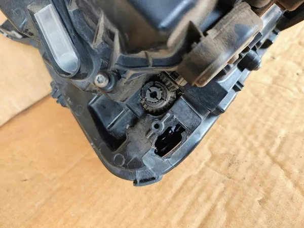 Volkswagen Amarok 2011 Oikea Ajovalo 2H1941018A image 5