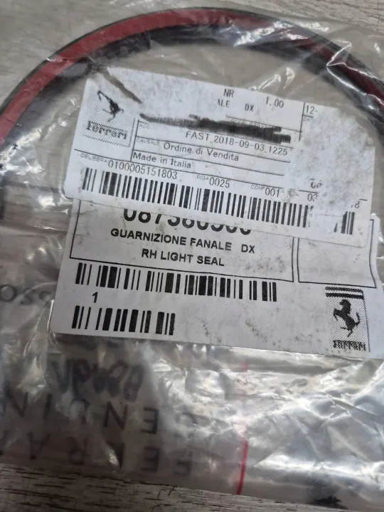 Ferrari 488 Takaoikea Valaisin Tiiviste OEM 87380500 image 3