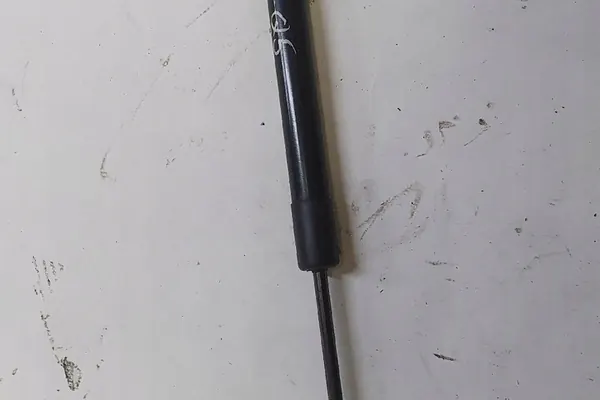 Oikea tavaratilan toimilaite AUDI Q5 8R 8R0827552 image 2