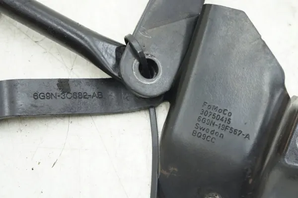 Volvo ilmastointikompressorin kiinnike OEM 30650945 Käytetty image 3