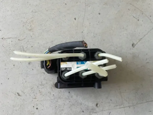 Distribuidor Airmatic A2123200358 para Mercedes W212 image 3