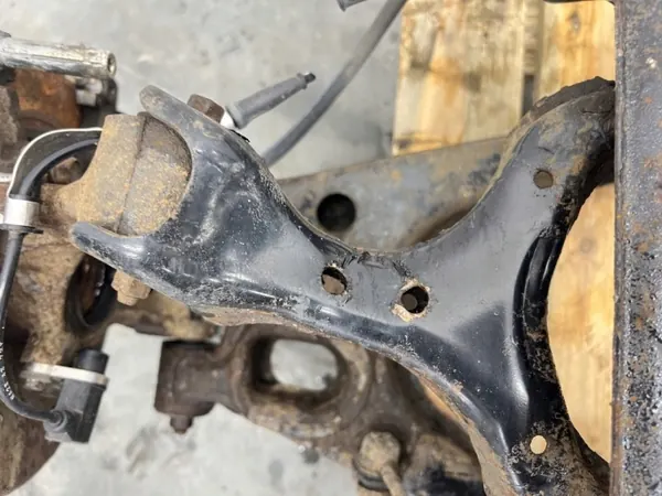 Mazda MX-5 NB taka-akselipalkki OEM MMAUTKO-28304- image 10