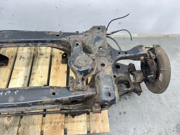 Mazda MX-5 NB taka-akselipalkki OEM MMAUTKO-28304- image 3