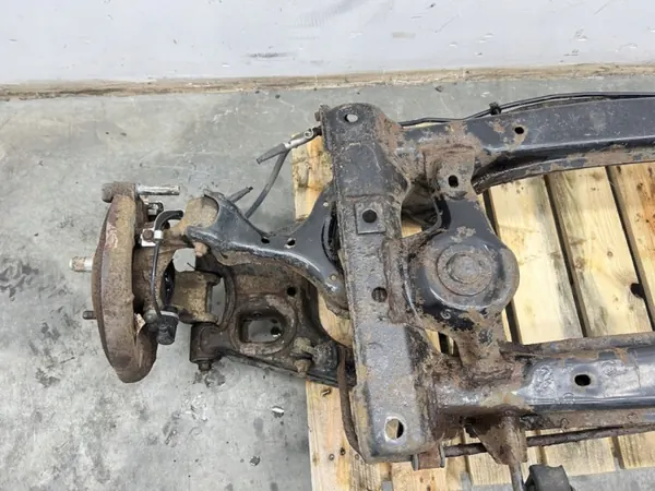 Mazda MX-5 NB taka-akselipalkki OEM MMAUTKO-28304- image 6