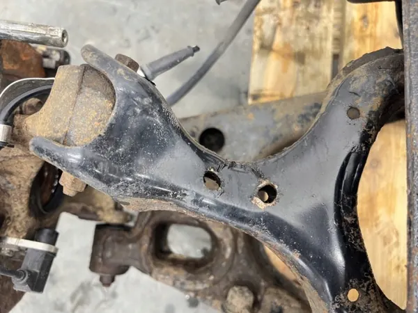 Mazda MX-5 NB taka-akselipalkki OEM MMAUTKO-28304- image 9