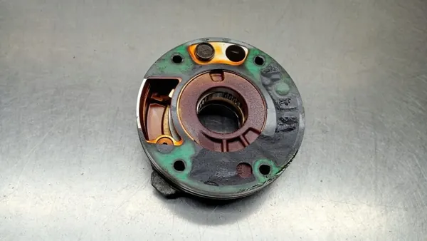 Gebrauchte Ölpumpe OEM 9458426 für Volvo S80 2.4B image 2