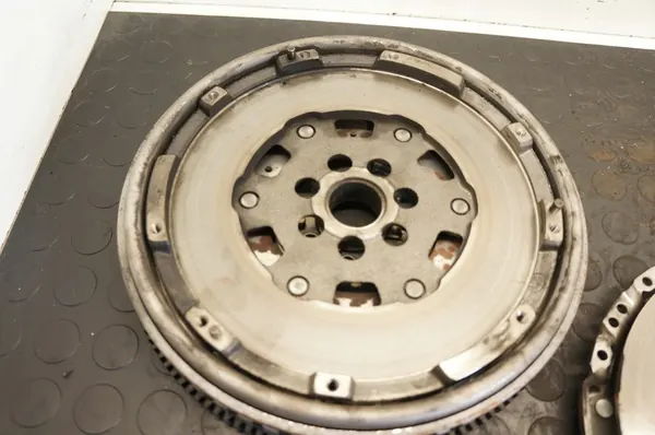 Volante bimassa completo Renault Clio V 1.5 Blue DCI image 2