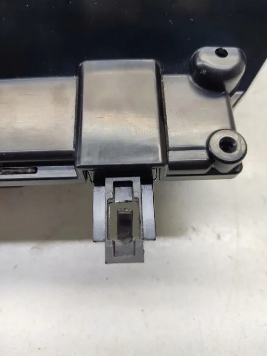 Cenicero Hyundai Kona 2021 OEM 84680K4651 - Usado image 7