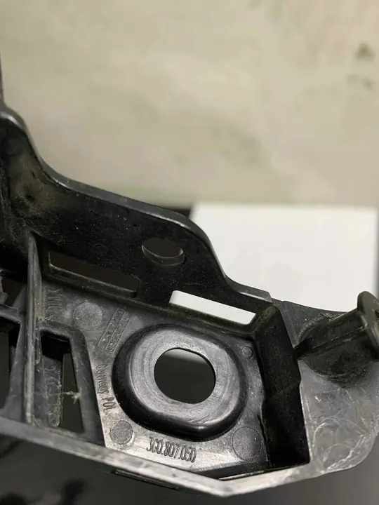 Scivolo paraurti anteriore destro VW Passat OEM: 3G0807050B image 4