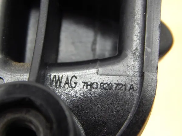 VW T5 Multivan achterklepsluiting OEM 7H0829721A image 3