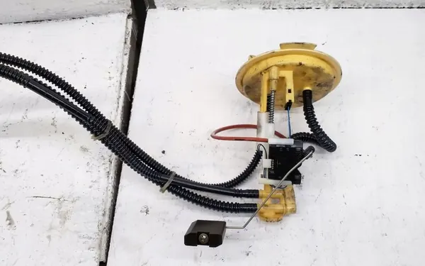 BRANDSTOF POMP MERCEDES W212 10R 3.0CDI A2124700194 image 4