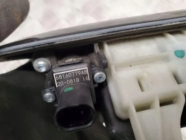 Poignée de hayon Chrysler Pacifica 2022 OEM 5RP06AXRAC image 6