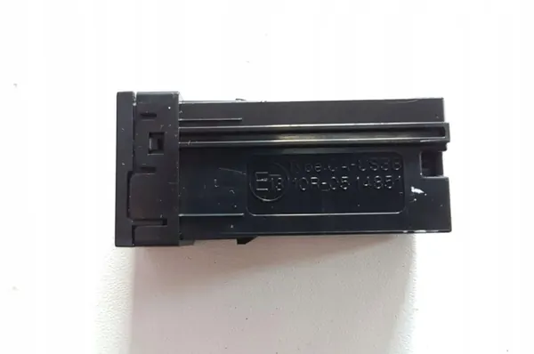 Toyota C-HR USB-Anschluss OEM 86190F4040 - Gebraucht image 4