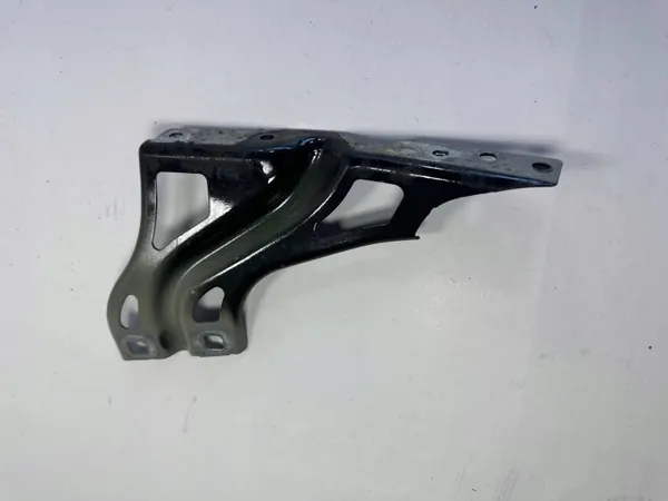 Audi Q3 8U etu oikea lokasuoja kiinnike OEM 8U0821136 image 2
